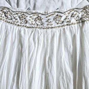 Womans White Skirt Decorative Waist Band Sz 4 Excellent Condition Vacation